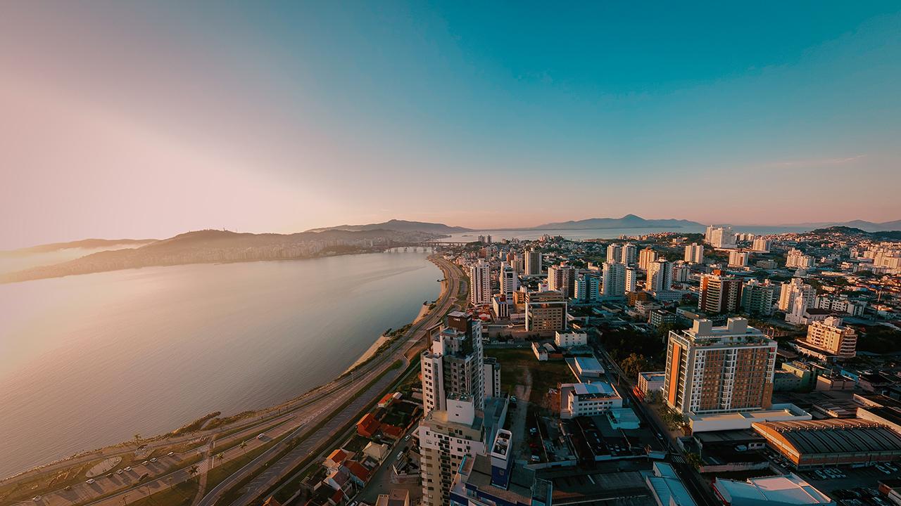 visão aerea da parte continental da grande florianopolis, com foco no estreito